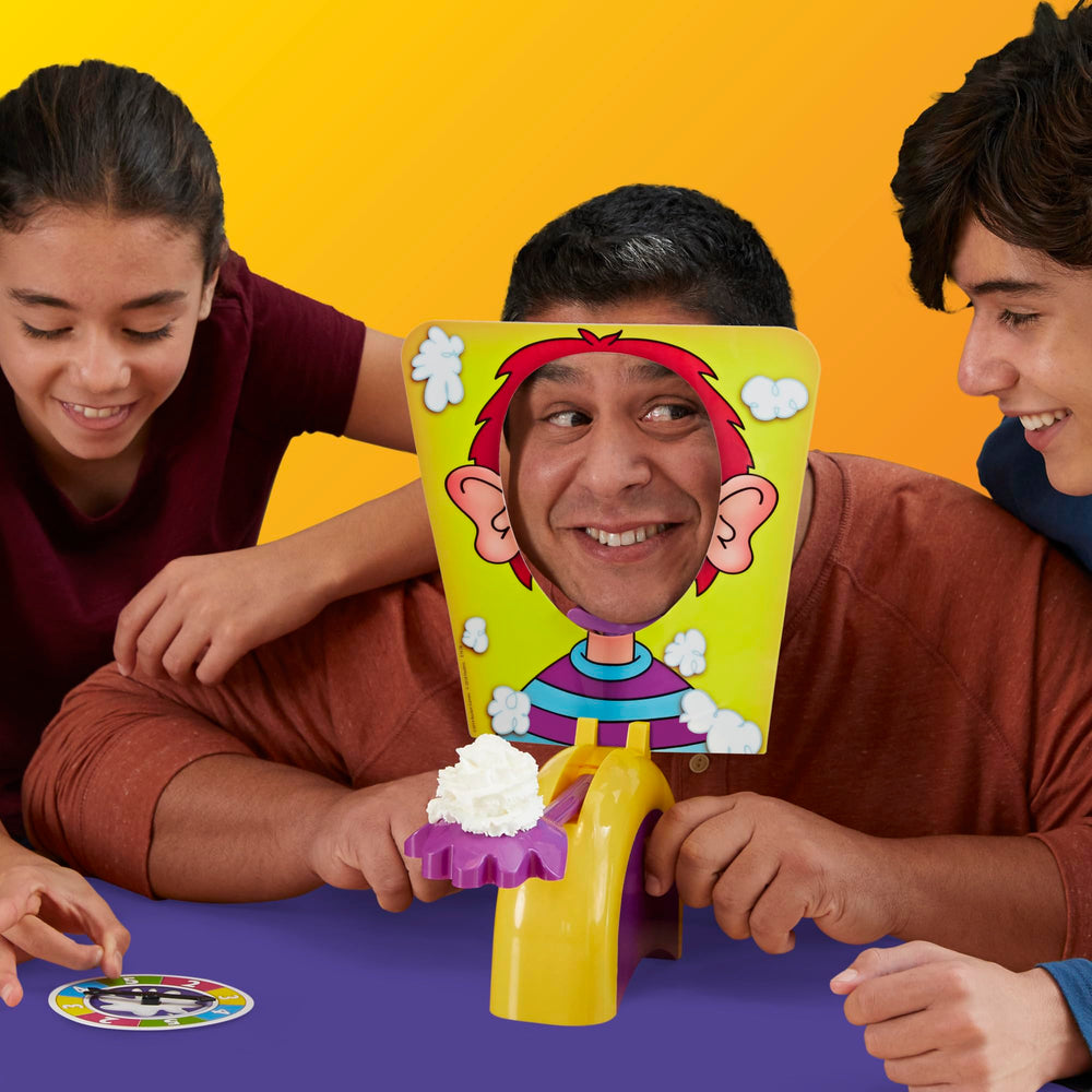 Hasbro Gaming familia jugando alrededor de la mesa, fomenta unión y risas