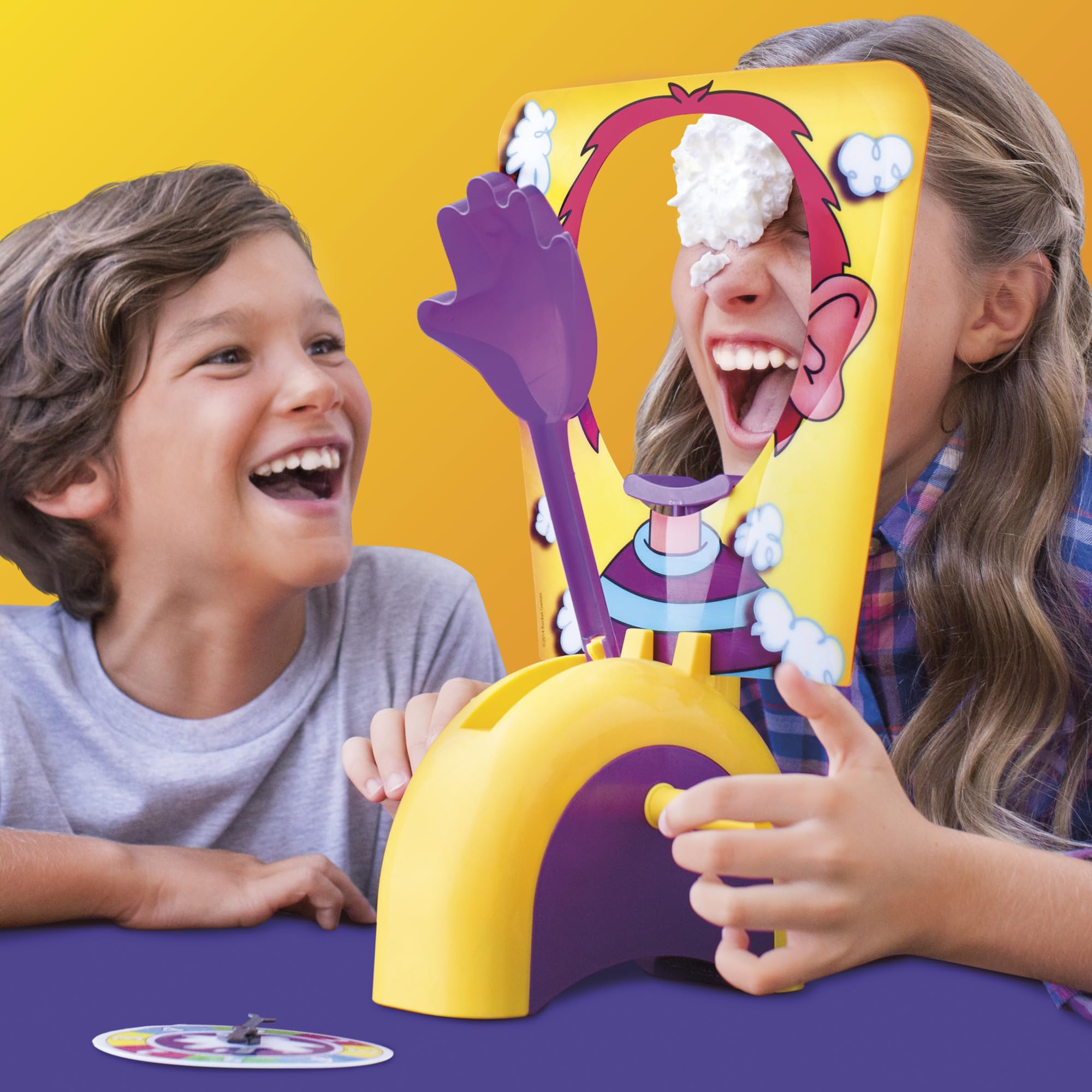 Hasbro Gaming close-up de la mano lanzadora con crema, muestra mecanismo seguro