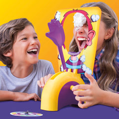 Hasbro Gaming close-up de la mano lanzadora con crema, muestra mecanismo seguro