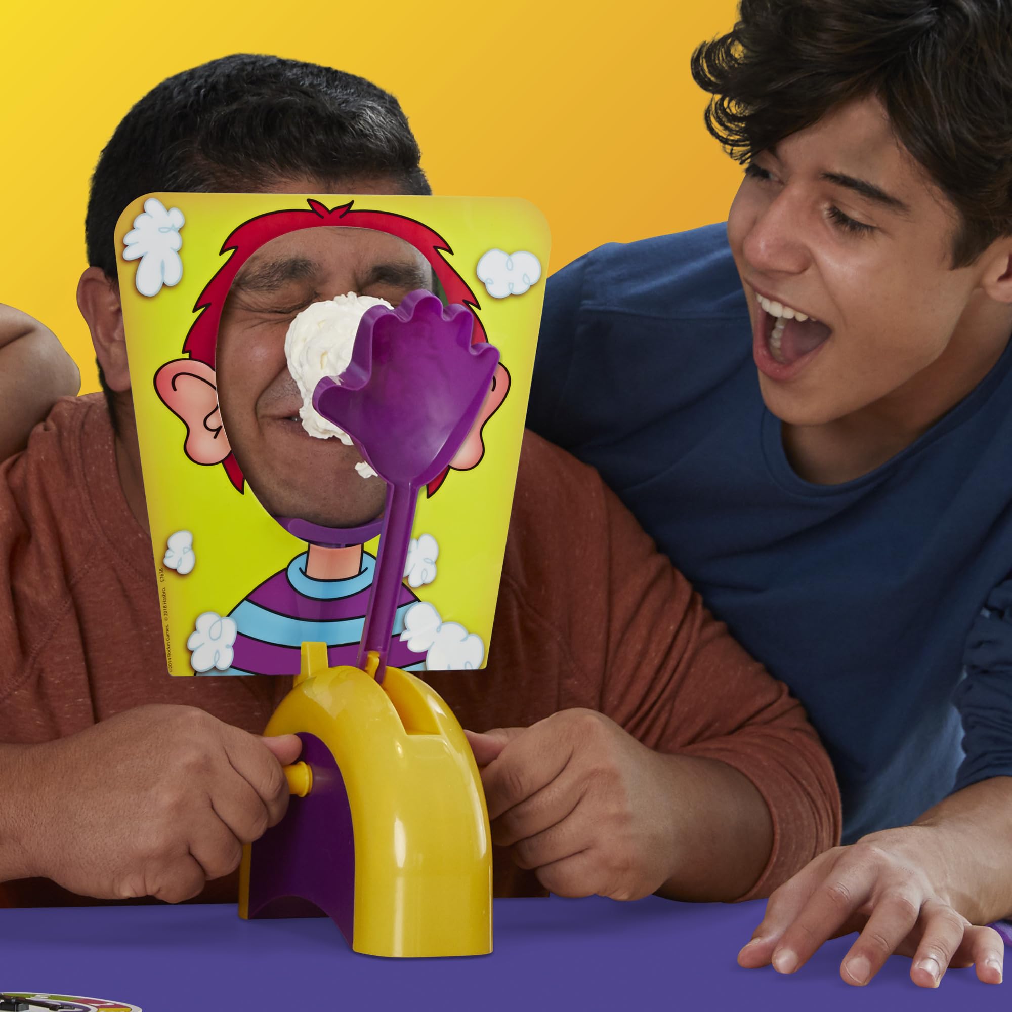 Hasbro Gaming niño recibiendo crema en la cara, captura reacciones divertidas