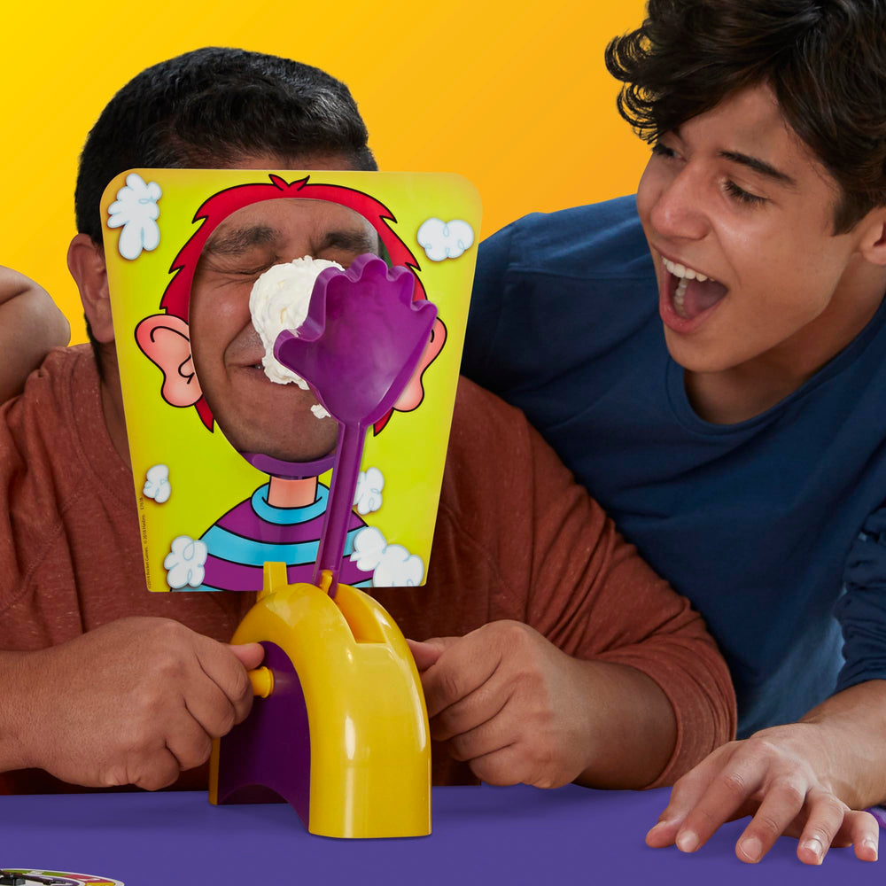 Hasbro Gaming niño recibiendo crema en la cara, captura reacciones divertidas
