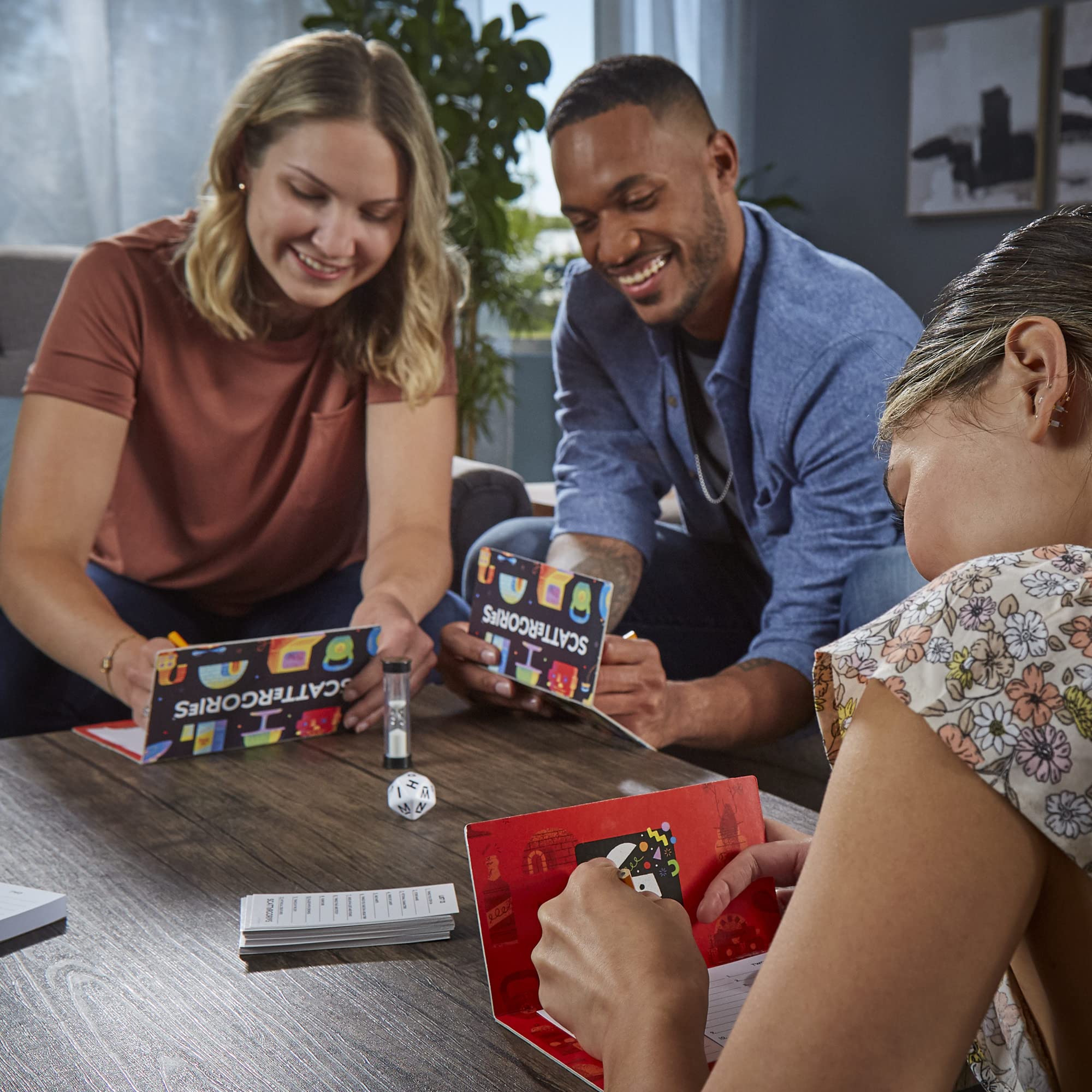 Hasbro Gaming comparación de tamaño del juego junto a objetos cotidianos para escala
