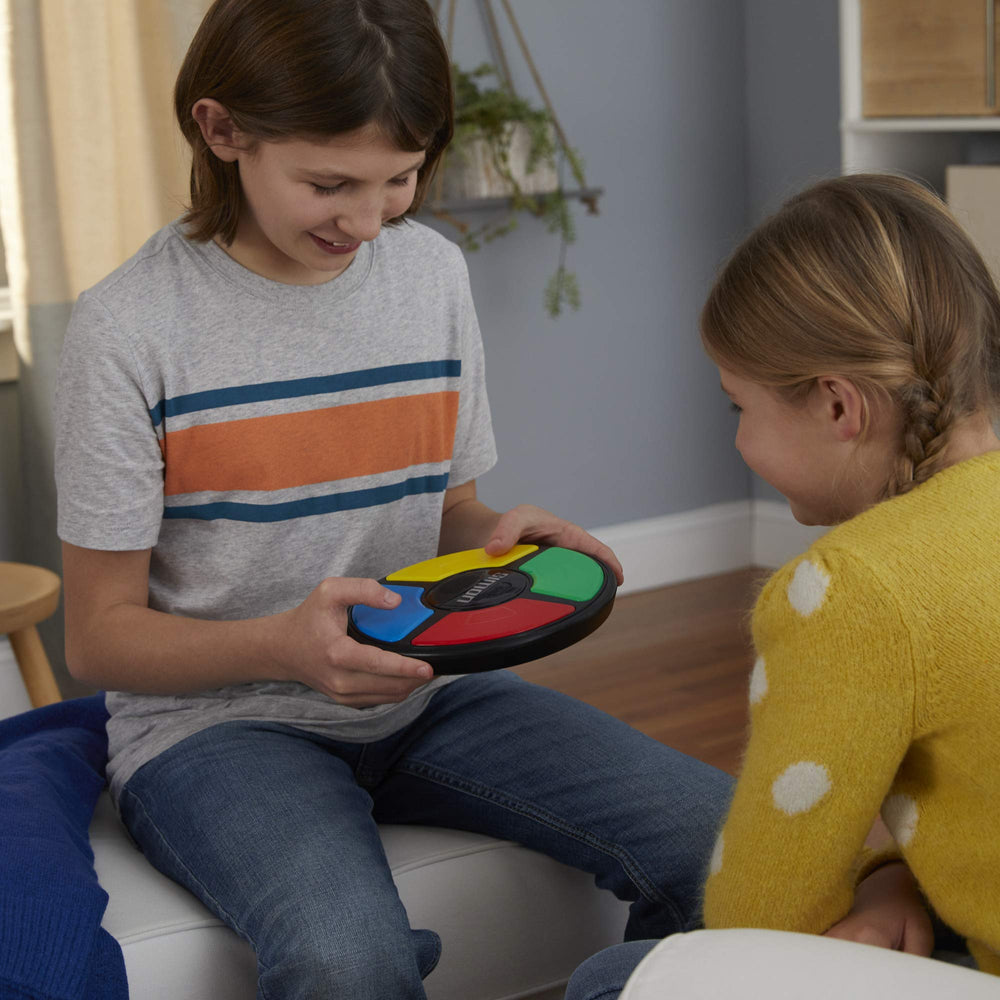 Hasbro Gaming Simon comparación de tamaño con objeto diario para referencia clara