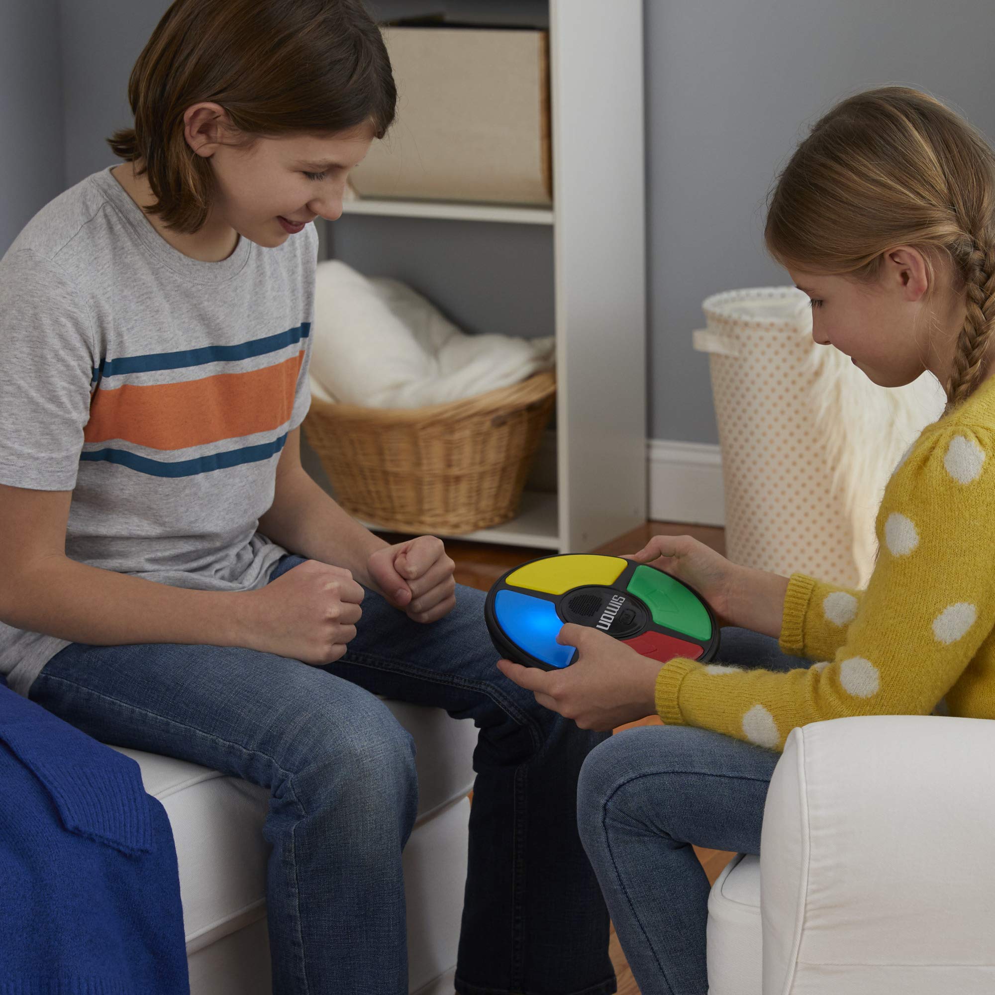 Hasbro Gaming Simon familia jugando muestra diversión intergeneracional y competencia