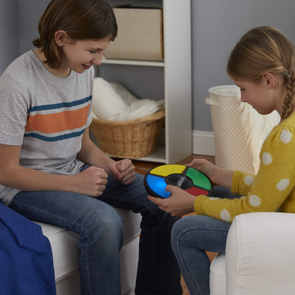 Hasbro Gaming Simon familia jugando muestra diversión intergeneracional y competencia