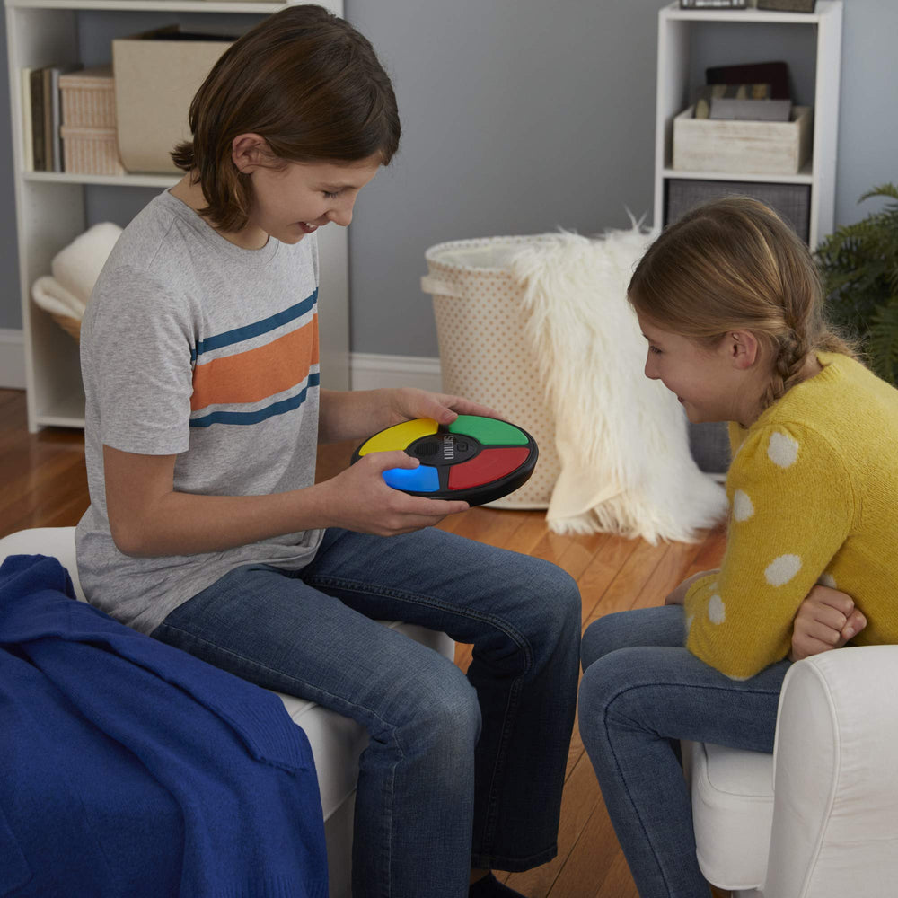 Hasbro Gaming Simon luces activas durante una secuencia para entrenamiento de memoria