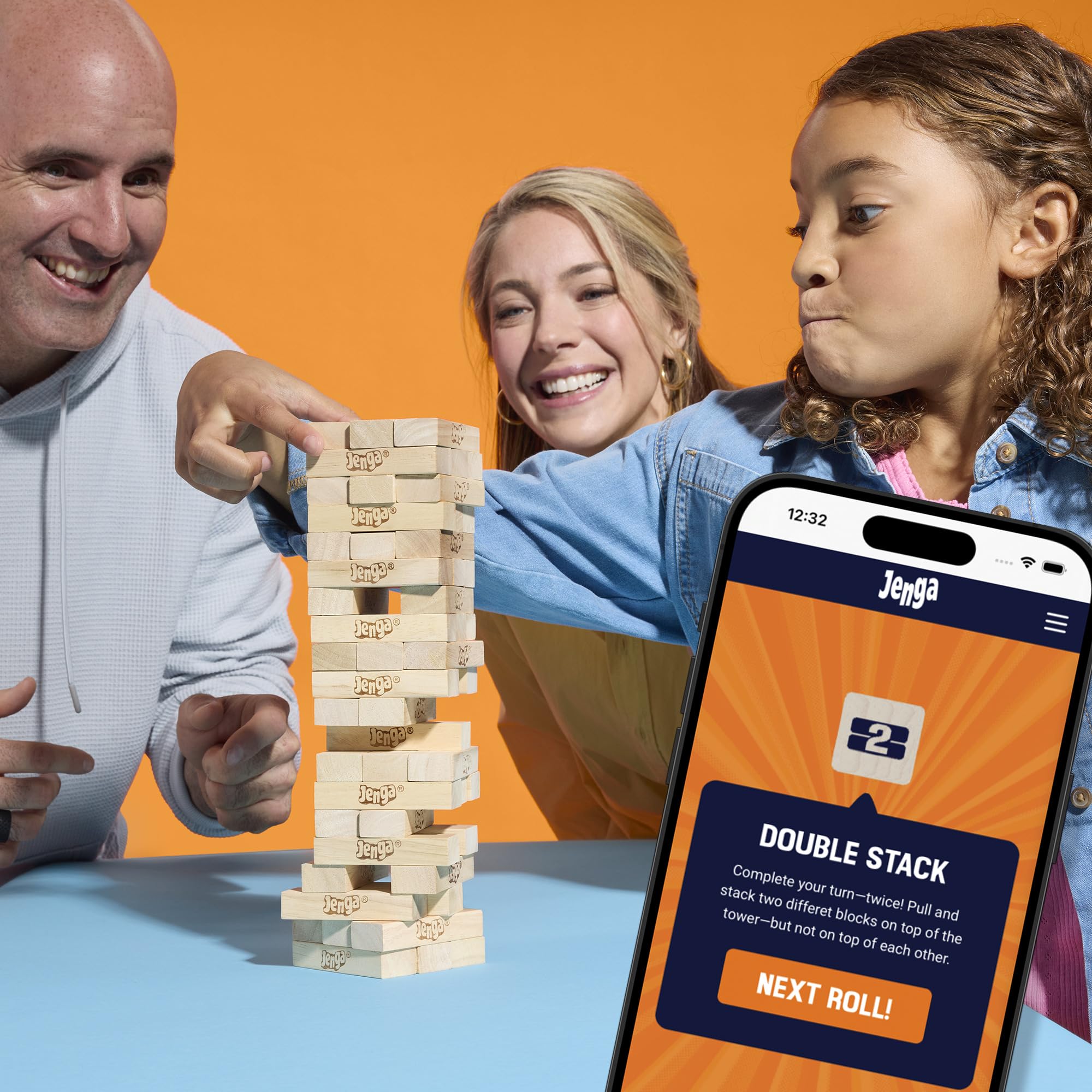 Hasbro Gaming partida familiar en mesa provoca risas y entretenimiento grupal