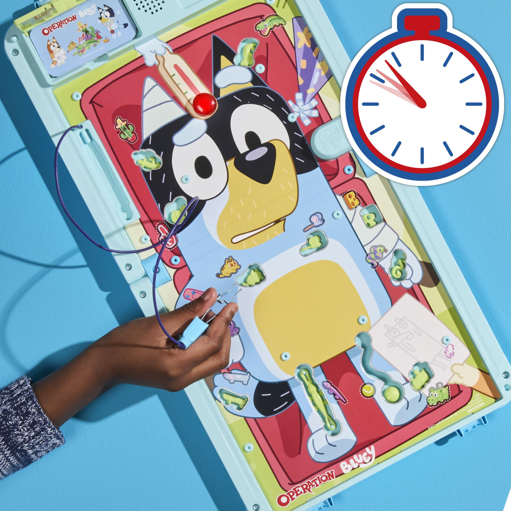 Hasbro termómetro luminoso encendido señalando el zumbido emocionante