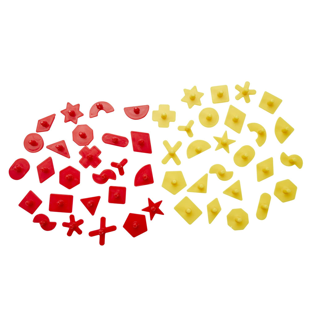 Hasbro Gaming familia jugando en mesa con ambiente alegre y juego educativo