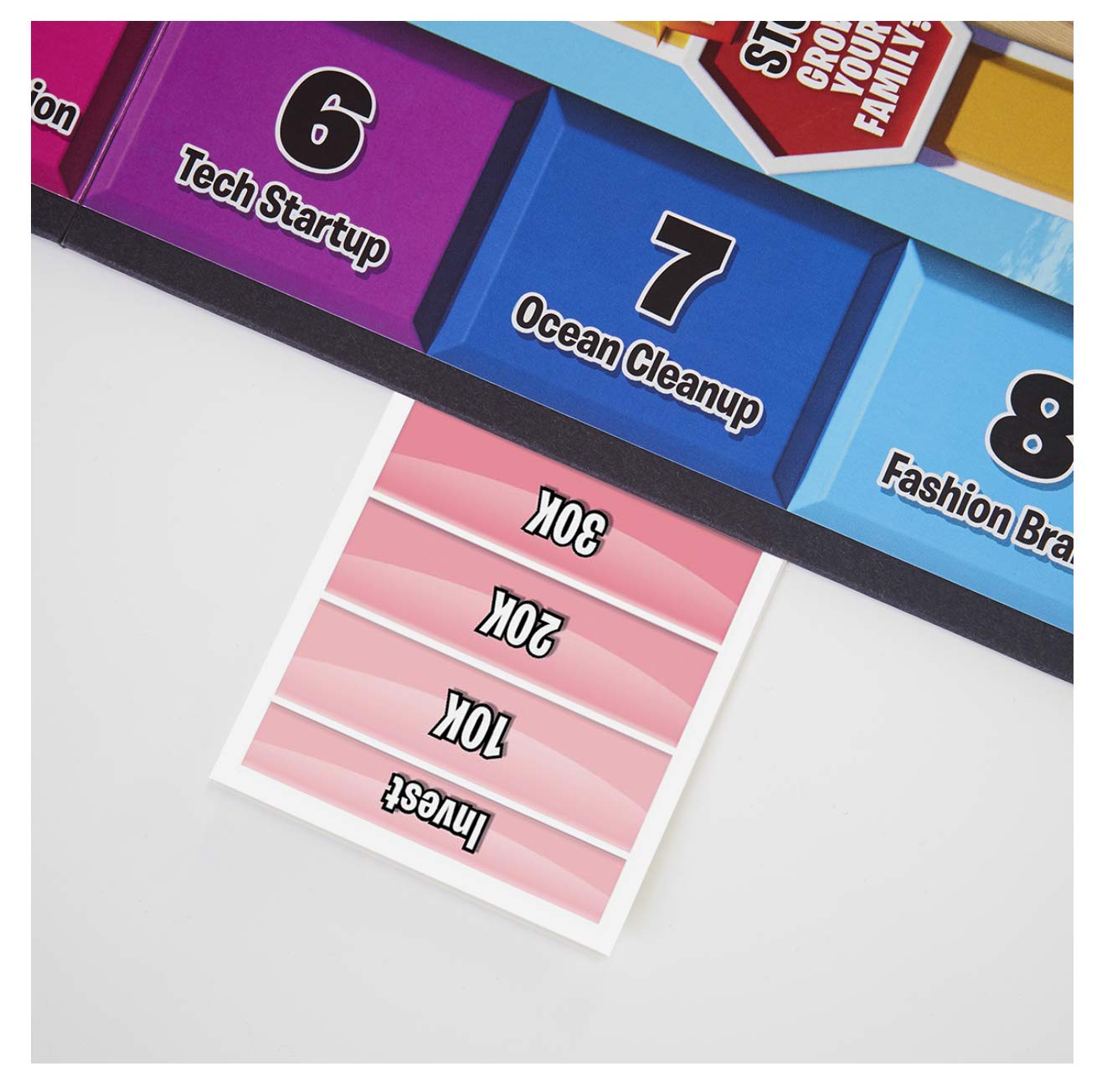 Hasbro Gaming comparación de tamaño del juego junto a objetos cotidianos