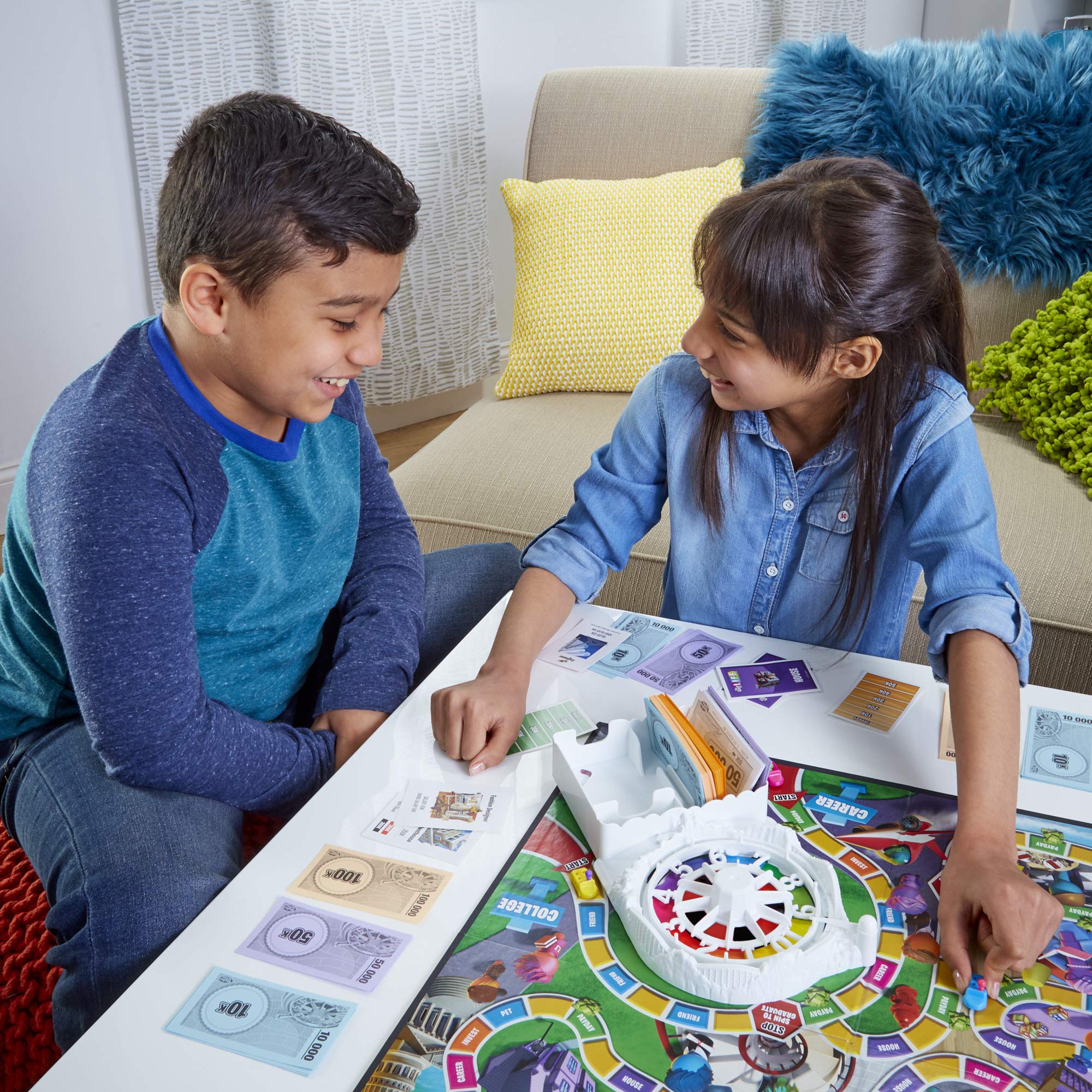 Hasbro Gaming familia jugando alrededor de la mesa en ambiente hogareño