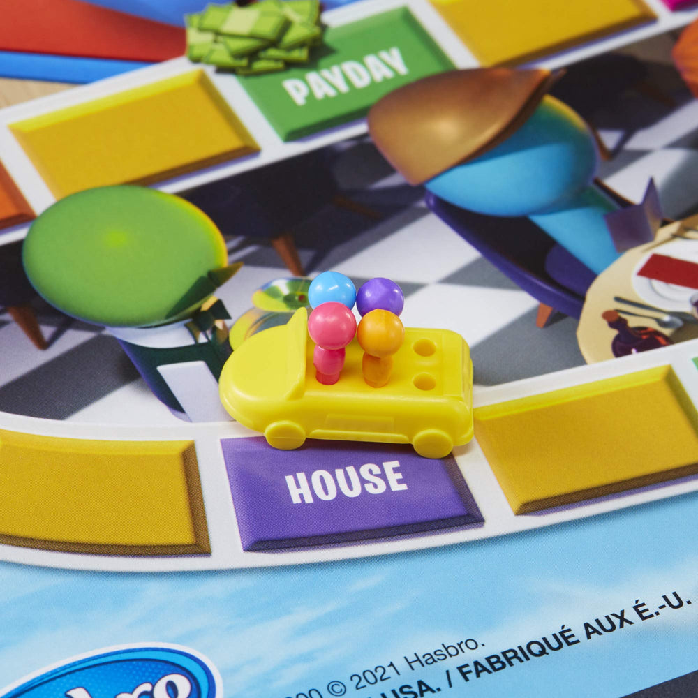 Hasbro Gaming mano girando la ruleta durante una partida familiar