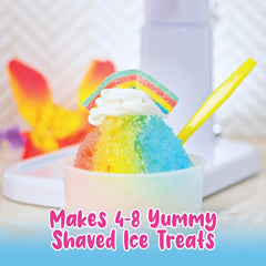 Hawaiian Shaved Ice sirviendo jarabe sobre raspado para un resultado uniforme