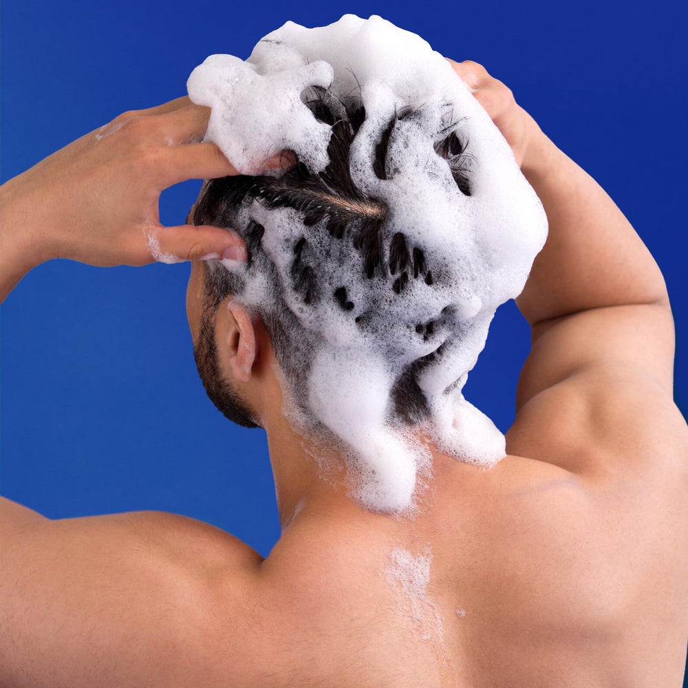 Head & Shoulders etiqueta resaltando piritiona de zinc para controlar caspa