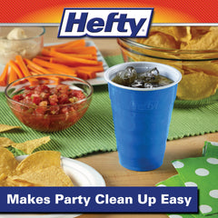 Vasos Hefty apilados mostrando capacidad de 18 oz y escala práctica