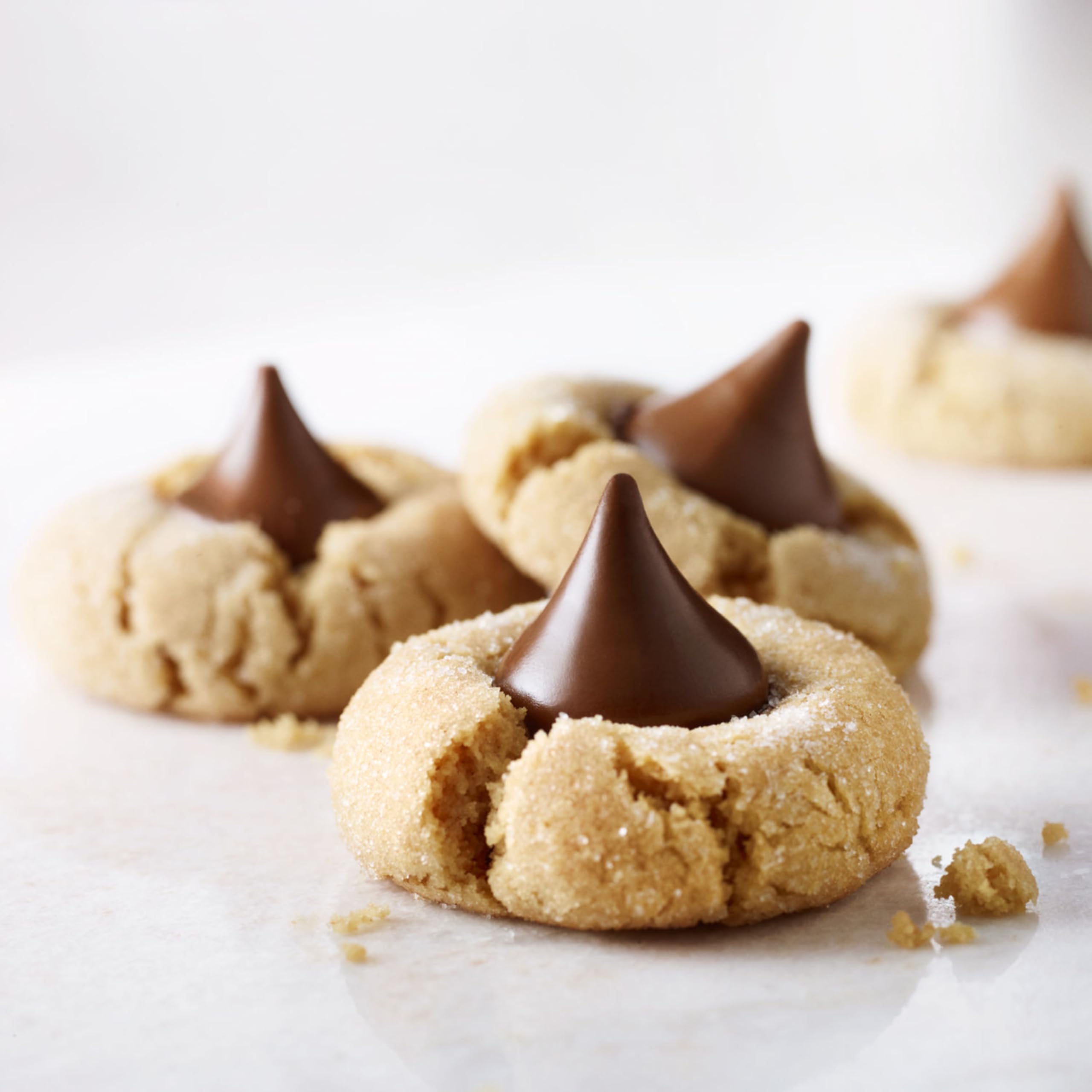 HERSHEY'S KISSES comparación tamaño en mano mostrando porción práctica