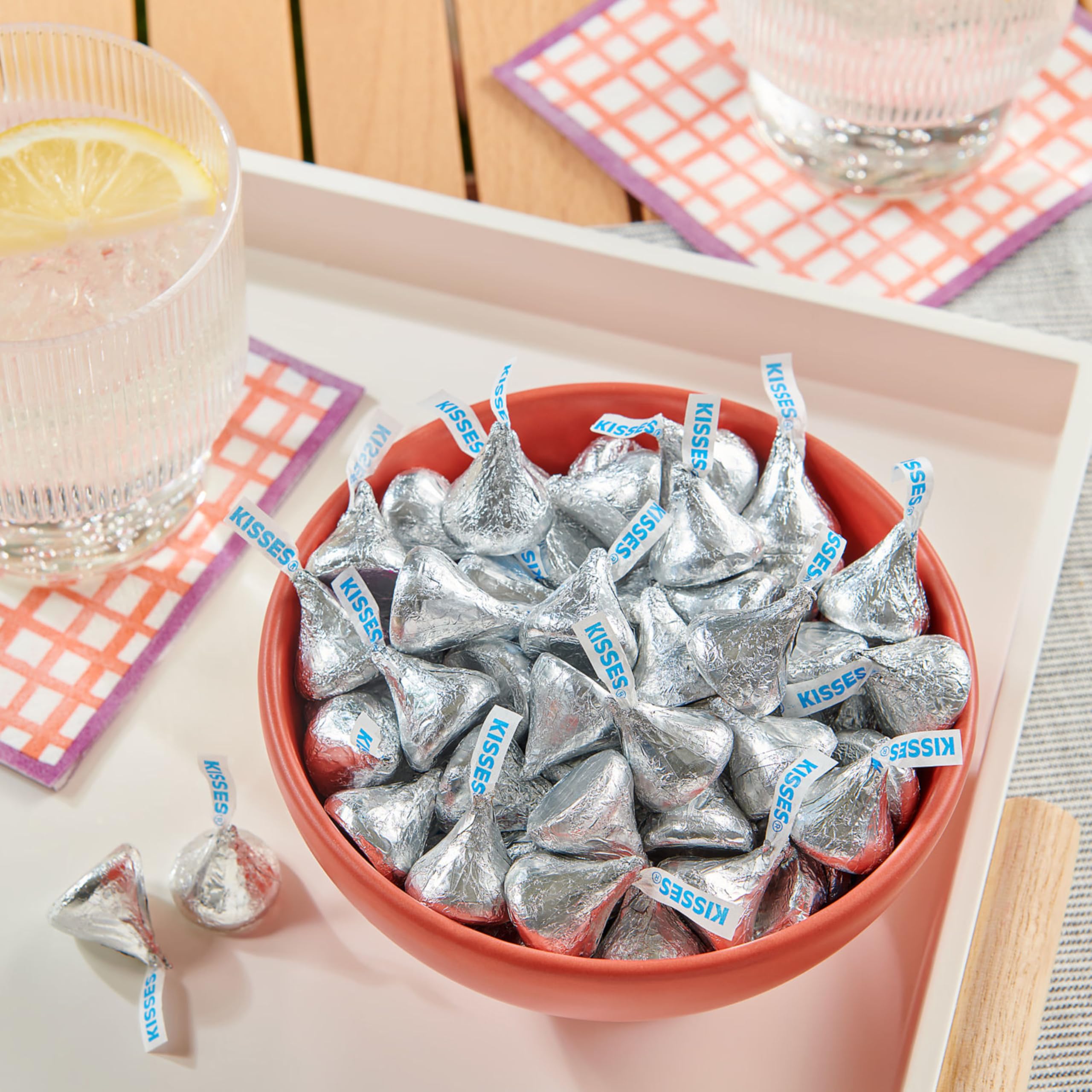 HERSHEY'S KISSES usados como cobertura en cupcake para decoración fácil