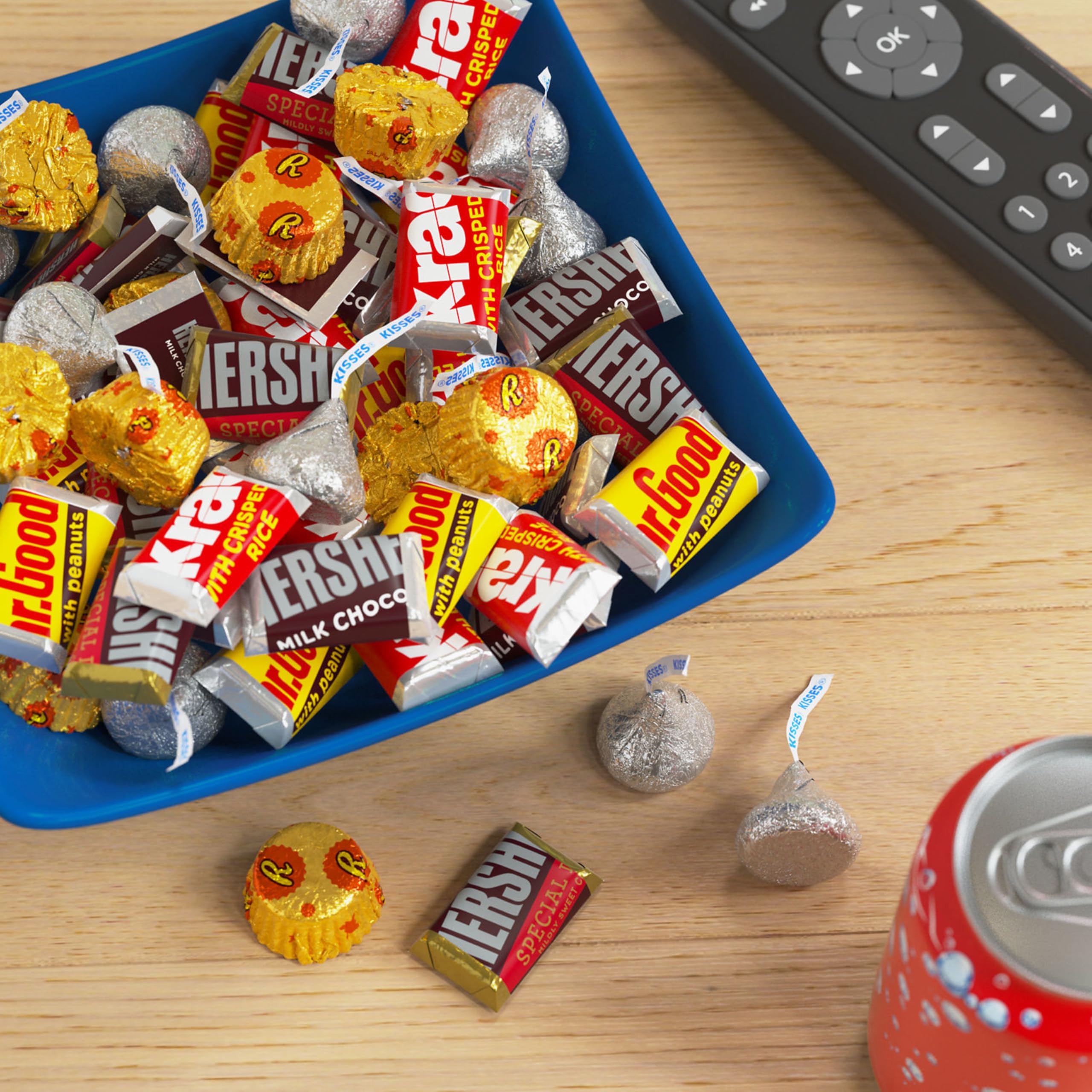HERSHEY'S diferentes variedades servidas en un bol para reuniones rápidas