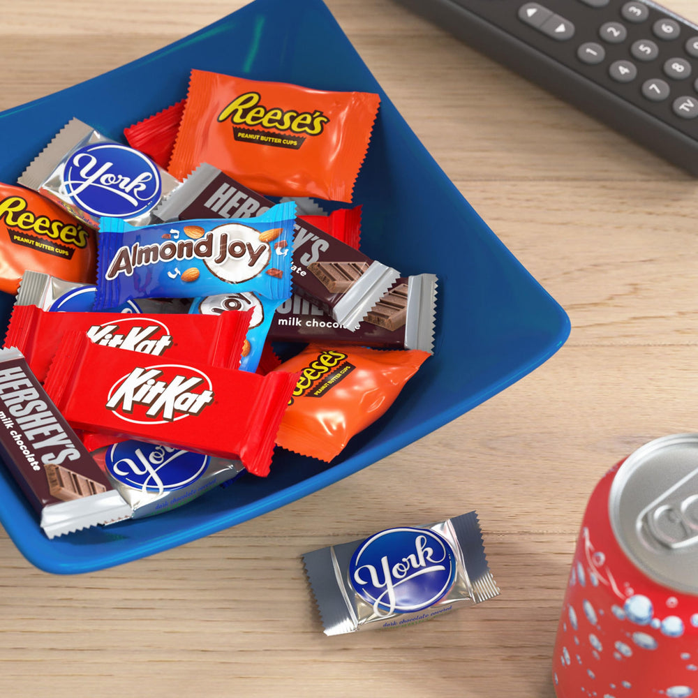 HERSHEY'S surtido servido en bandeja ideal para fiestas y reuniones