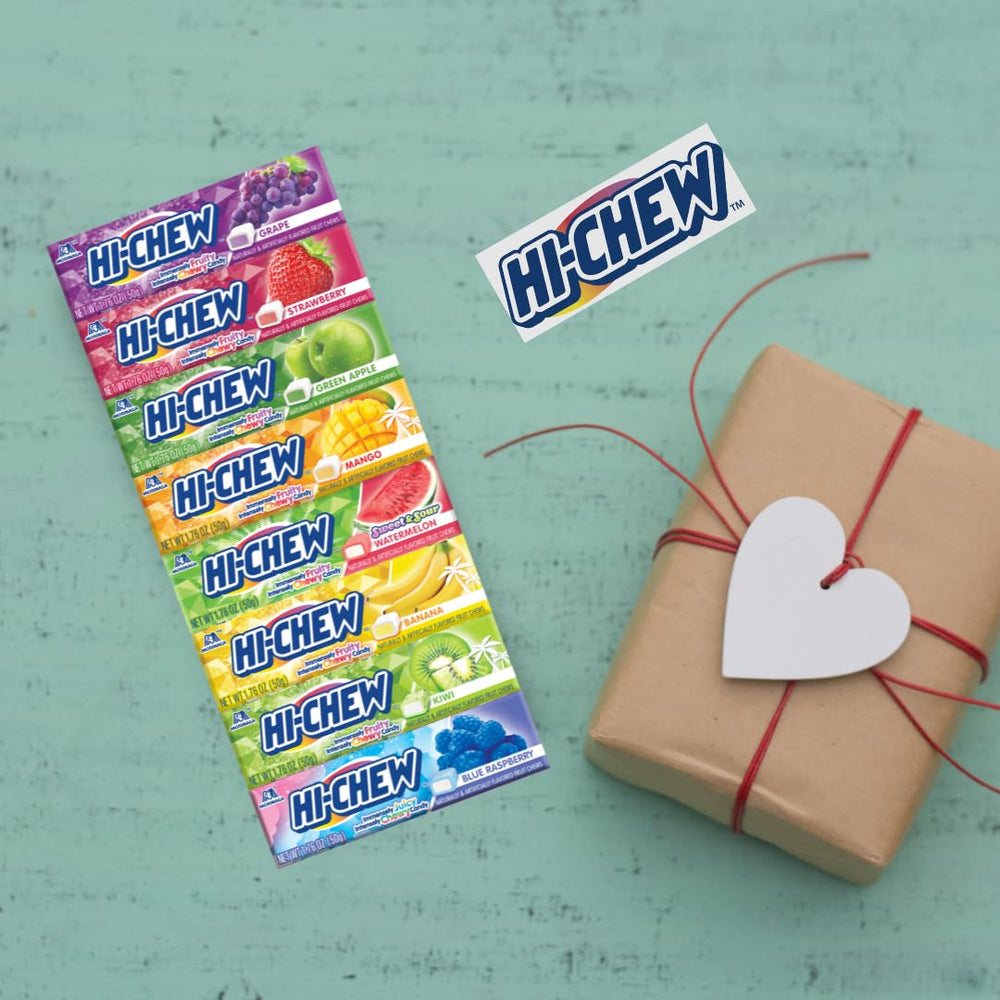 HI-CHEW persona tomando un stick mostrando portabilidad y disfrute