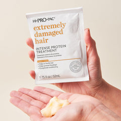 Hi-Pro-Pac aplicando mascarilla en cabello mojado para reparación intensiva