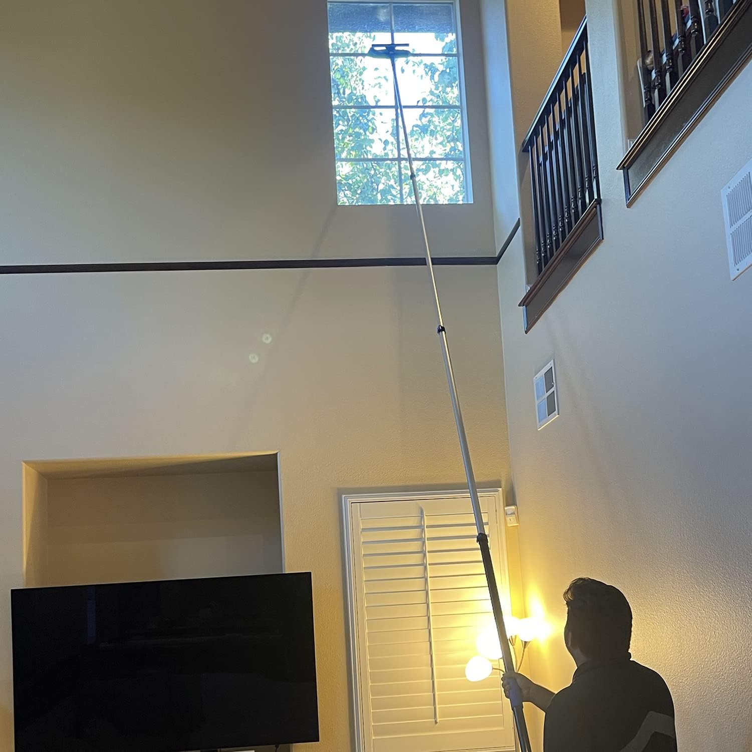 Adaptador angular Hicavar conectado al poste para limpiar aspas de ventilador con seguridad
