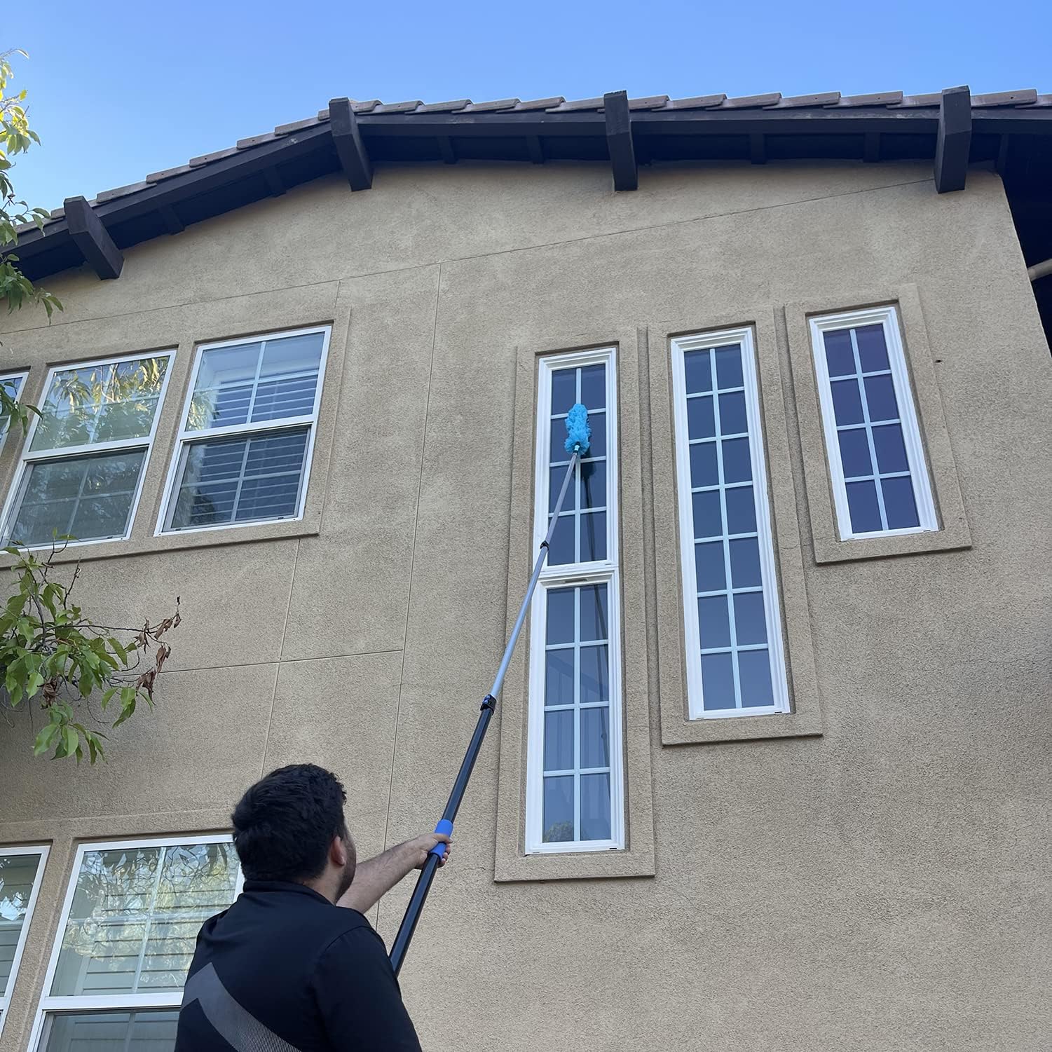 Hicavar limpiavidrios en uso en ventana mostrando limpieza sin marcas y mayor visibilidad