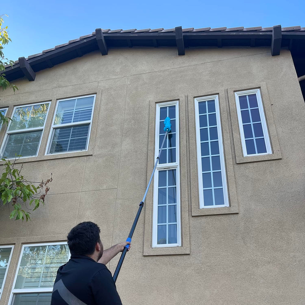Hicavar limpiavidrios en uso en ventana mostrando limpieza sin marcas y mayor visibilidad