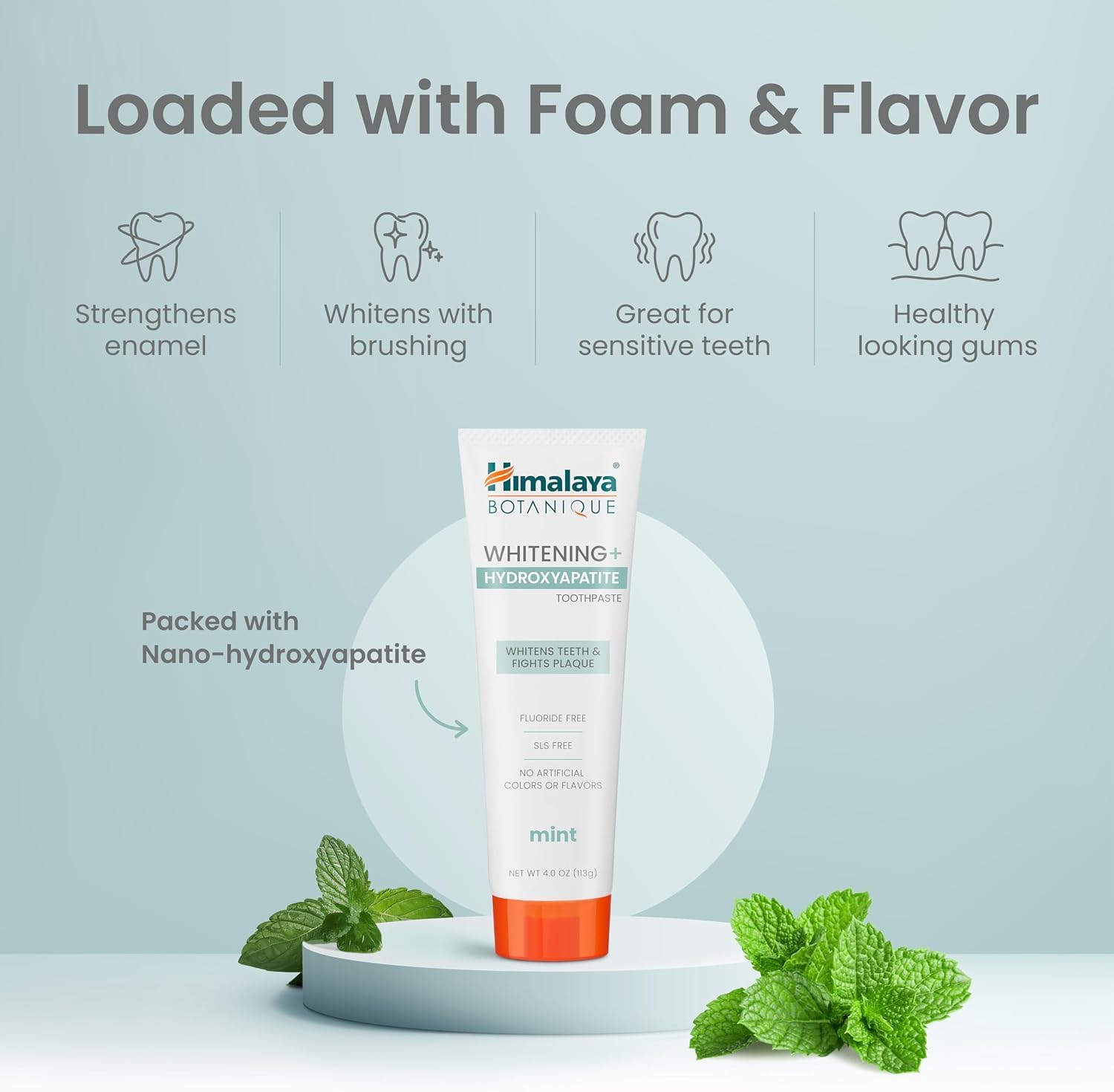 Himalaya persona cepillando dientes para mostrar uso diario y frescura de menta