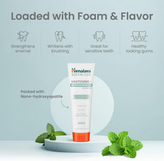 Himalaya persona cepillando dientes para mostrar uso diario y frescura de menta