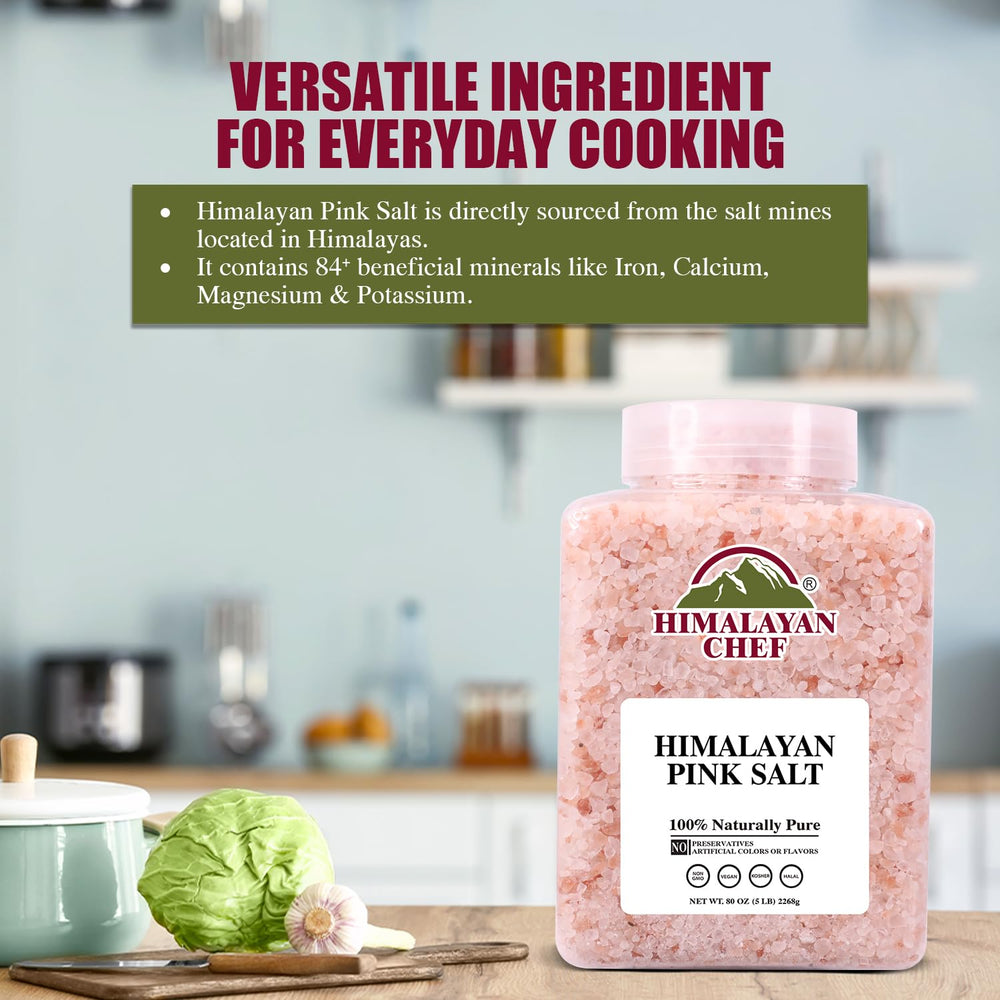 Himalayan Chef sal en bol junto a bañera para preparar sales de baño