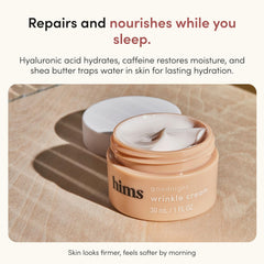 HIMS & HERS crema aplicada por la noche en modelo masculino para piel descansada