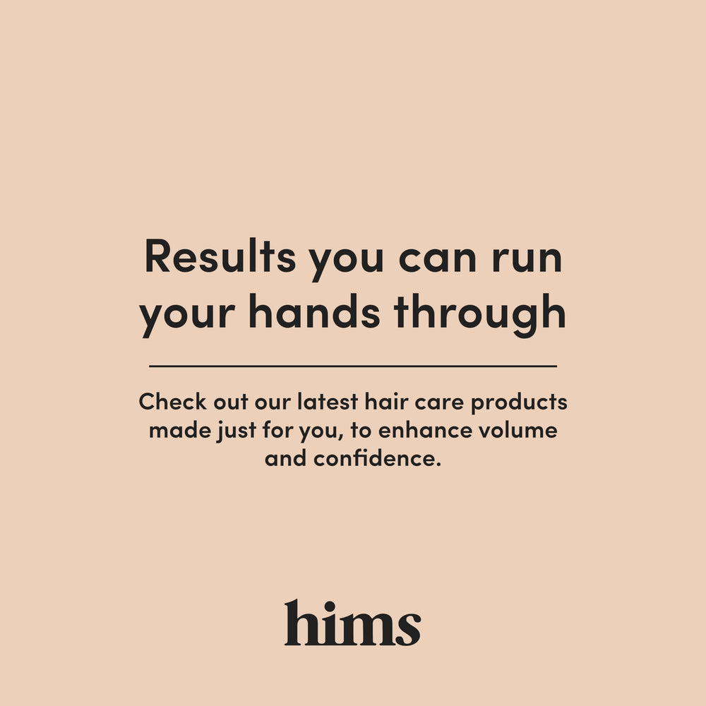 HIMS & HERS producto en baño junto a toalla mostrando integración en rutina diaria