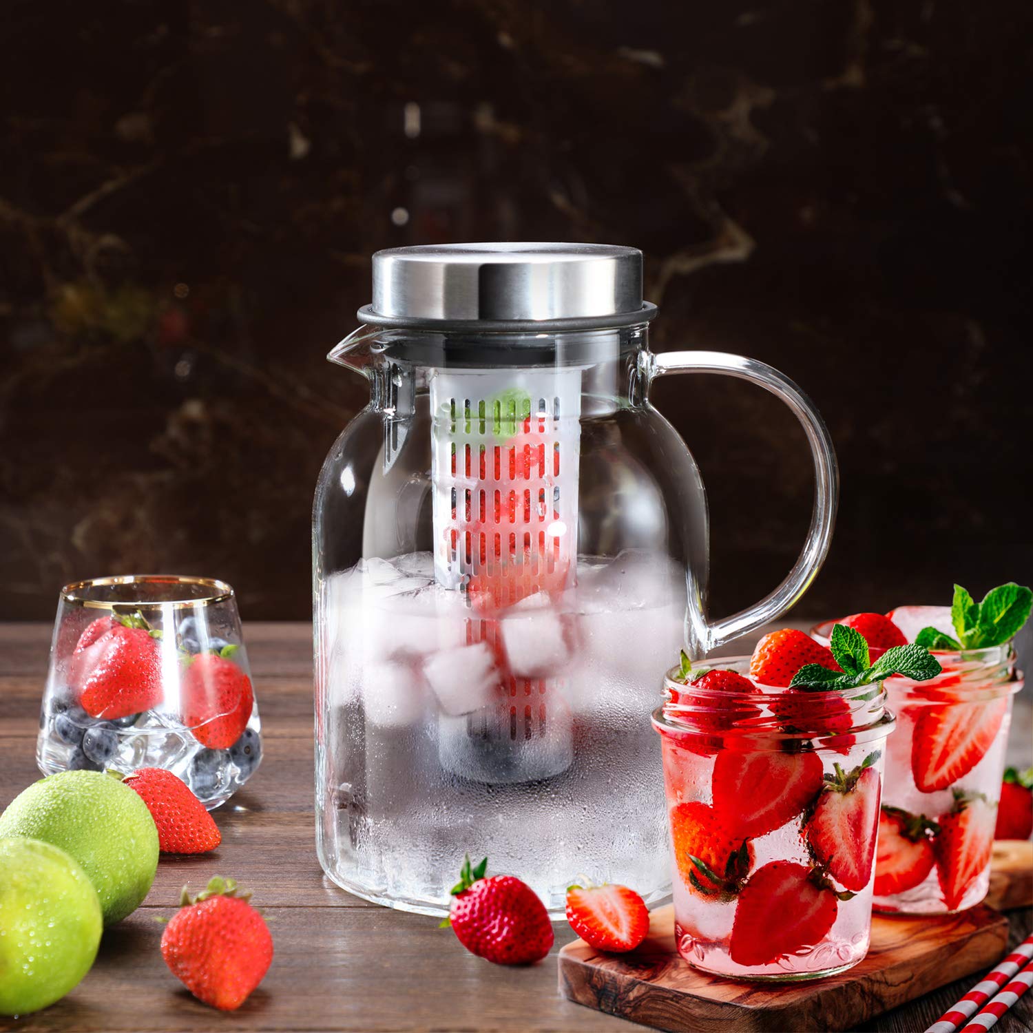 HIWARE jarra llena de frutas coloridas resaltando presentación atractiva