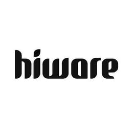 HIWARE jarra sobre mesa decorada mostrando uso en reuniones y estilo