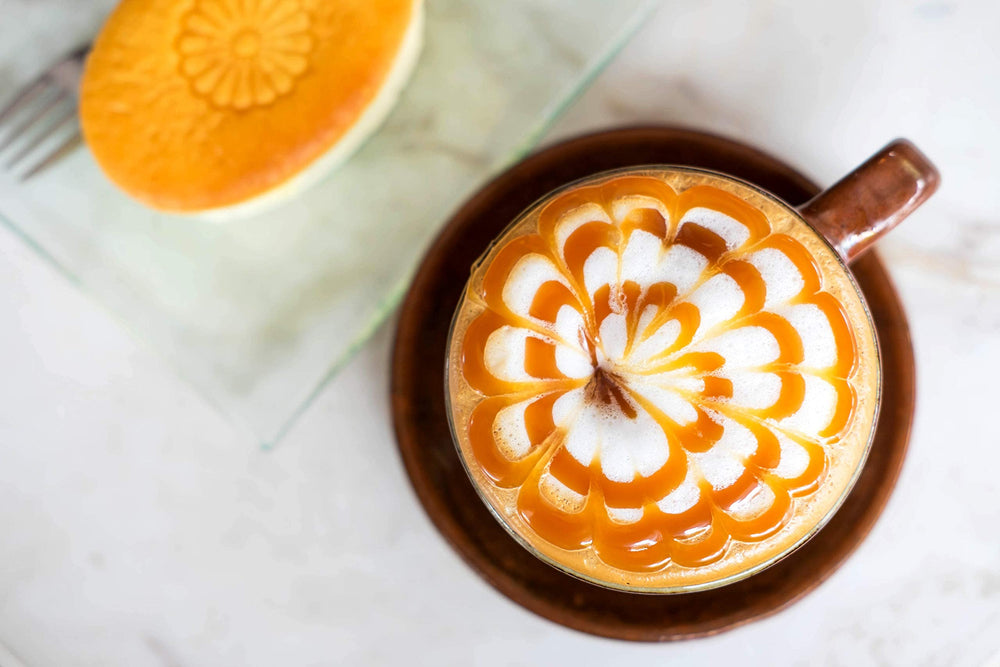 Hollander Chocolate caramelo vertido en un latte realzando sabor y presentación