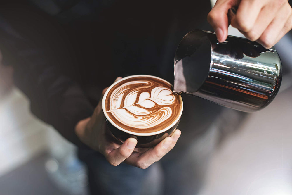 Hollander Chocolate comparación de tamaño en mano para visualizar rendimiento por botella