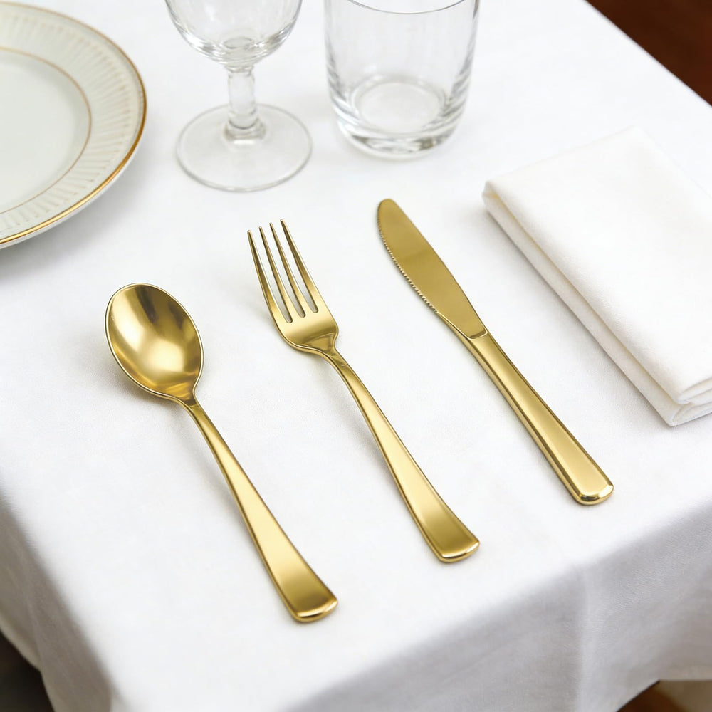 HOME BREEZE cubiertos dorados en mesa de boda sofisticada