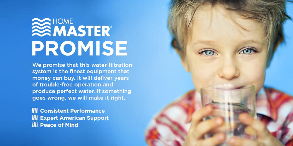 Home Master filtro instalado bajo fregadero demostrando beneficio de agua lista para uso