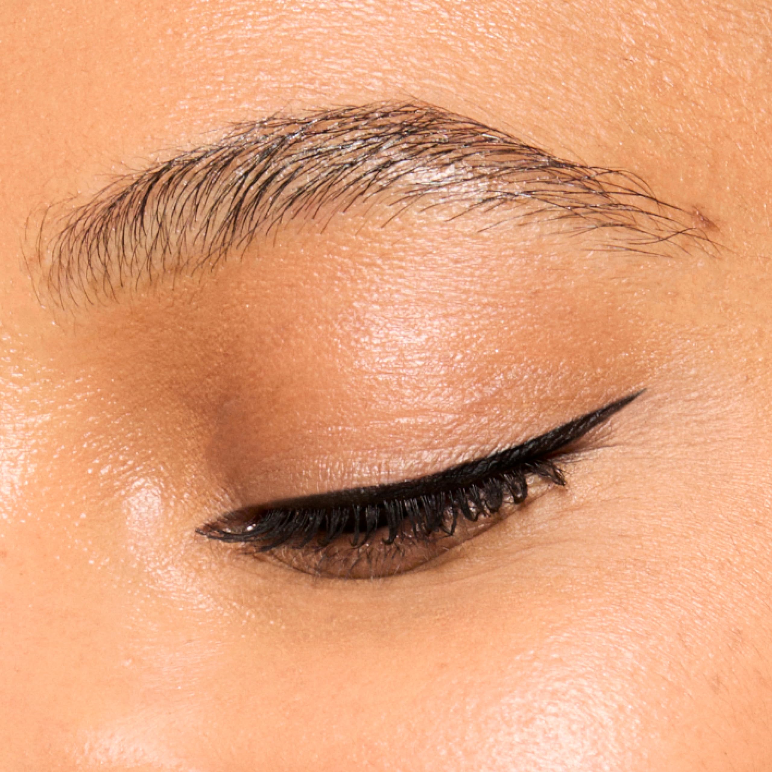 Honest Beauty aplicación en párpado demostrando control y definición