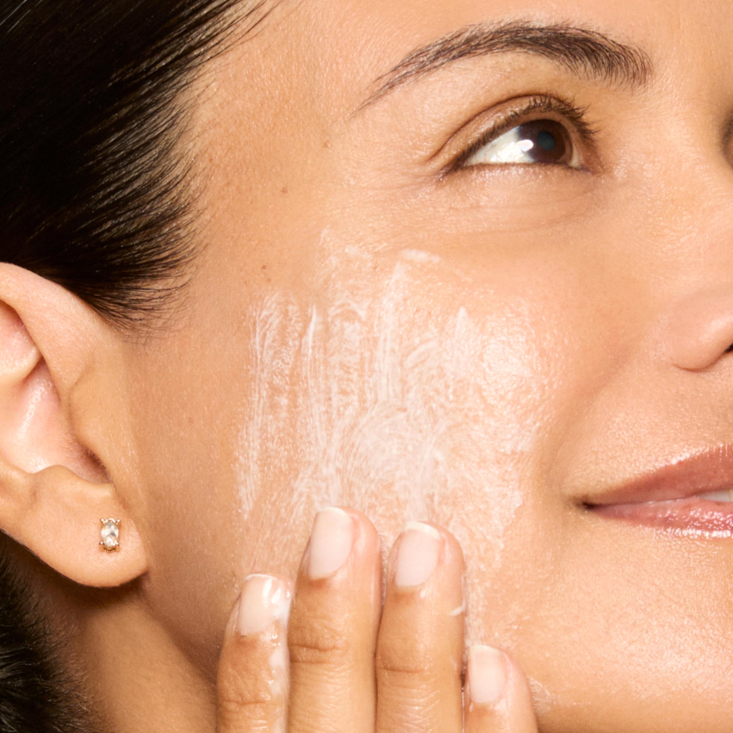 Honest Beauty en ambiente de baño, ritual diario calmante y refrescante