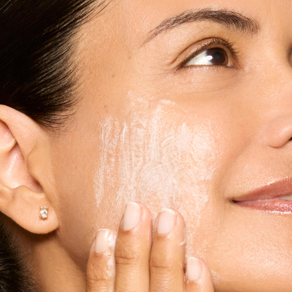 Honest Beauty en ambiente de baño, ritual diario calmante y refrescante