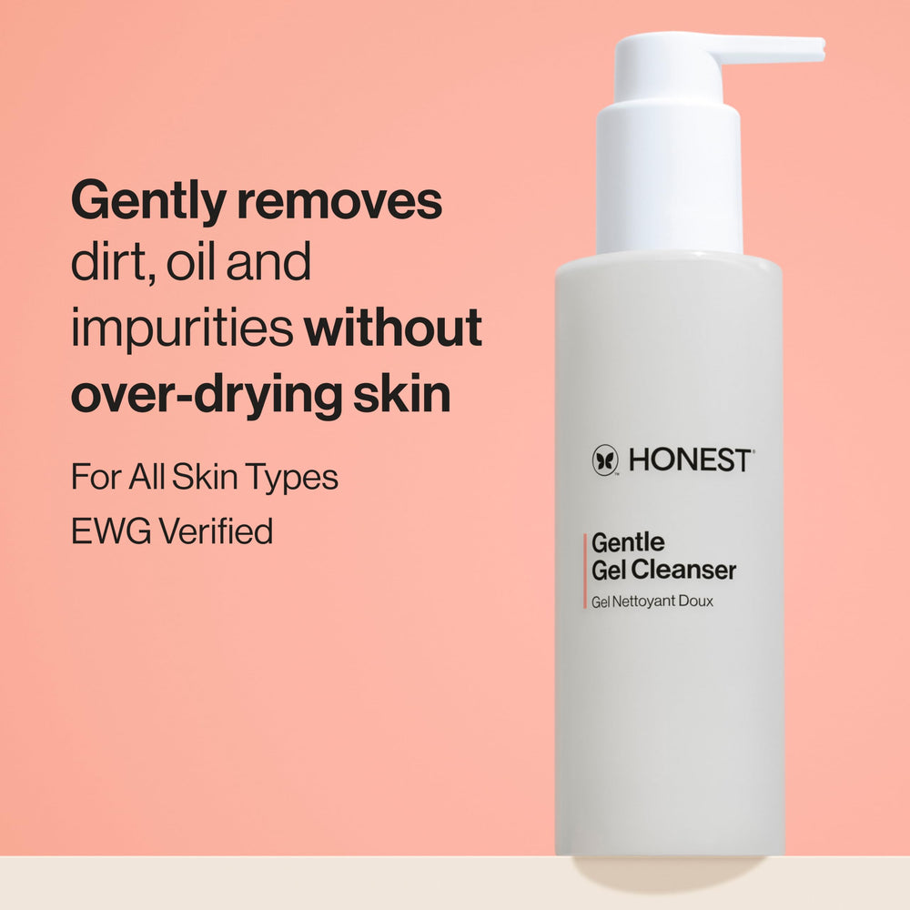 Honest Beauty textura en gel entre dedos, muestra limpieza sin resecar