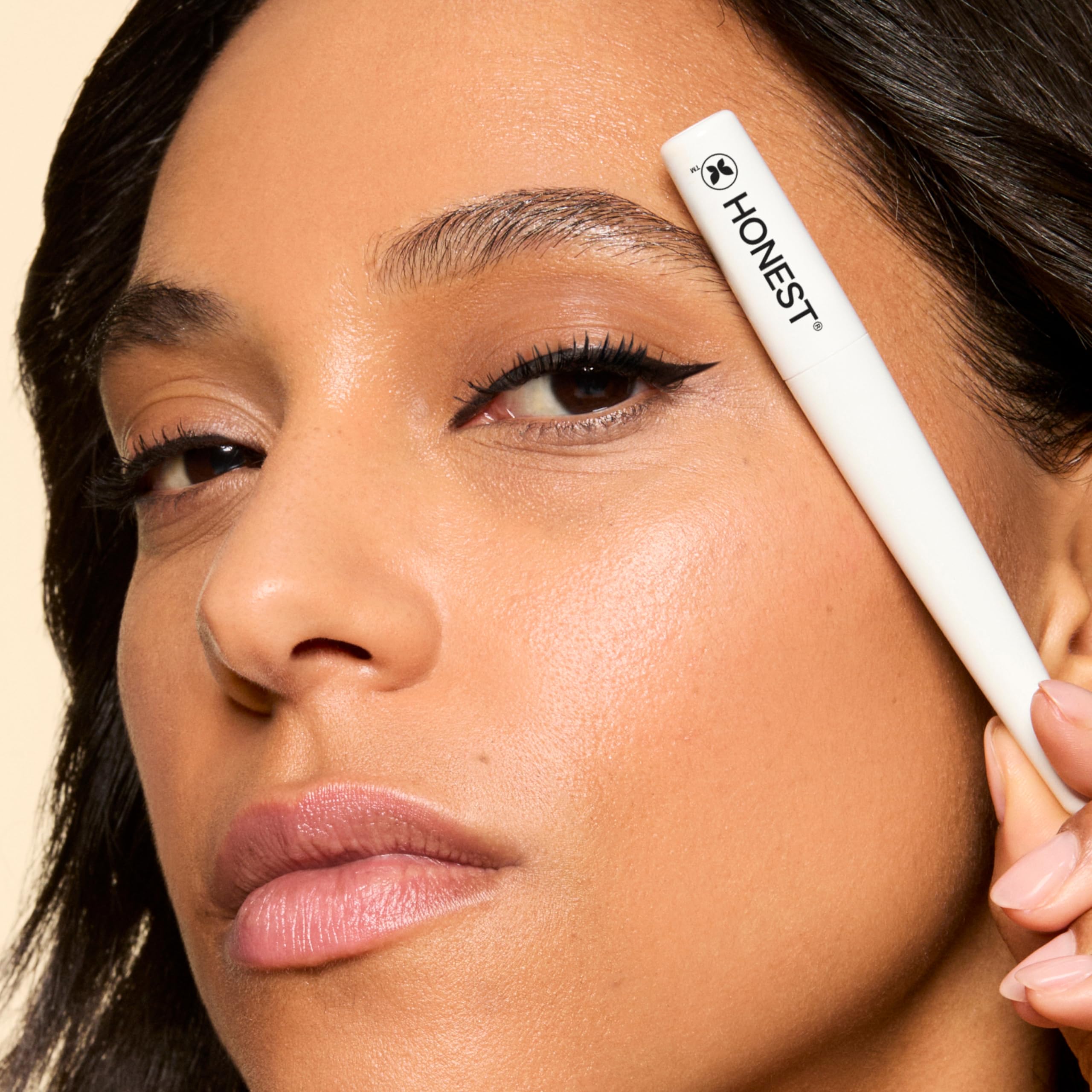 Honest Beauty remoción con desmaquillante facilitando limpieza suave