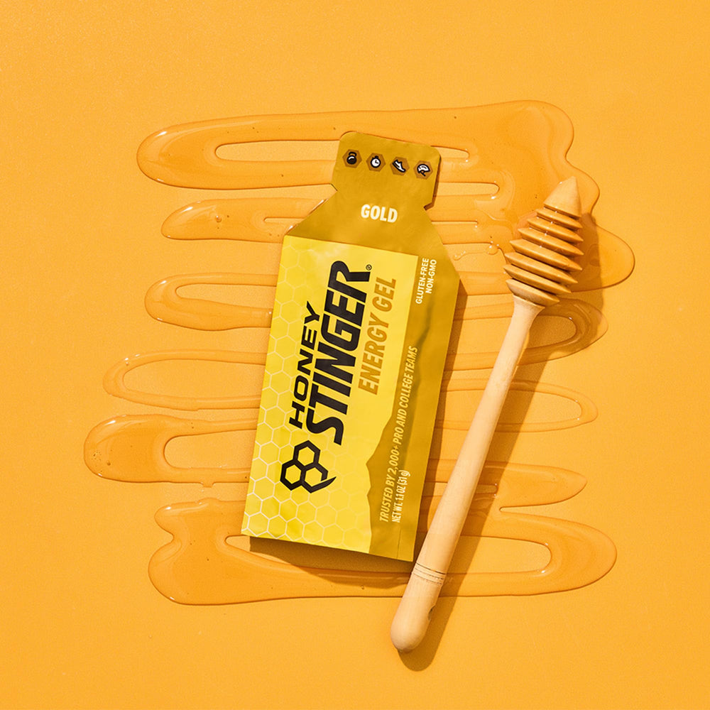 Honey Stinger gel tamaño comparado con mano para referencia práctica