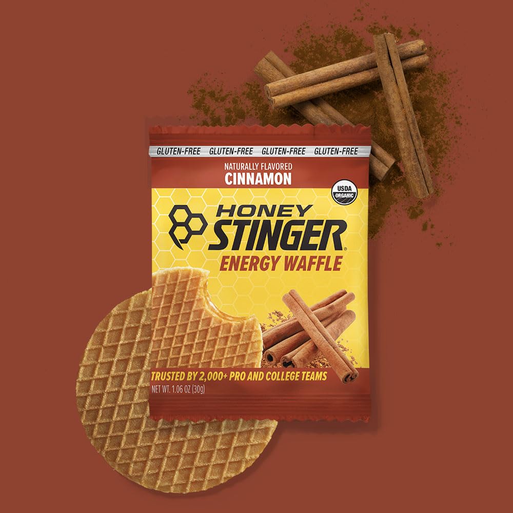 Honey Stinger waffle en mano para comparar tamaño y porción práctica