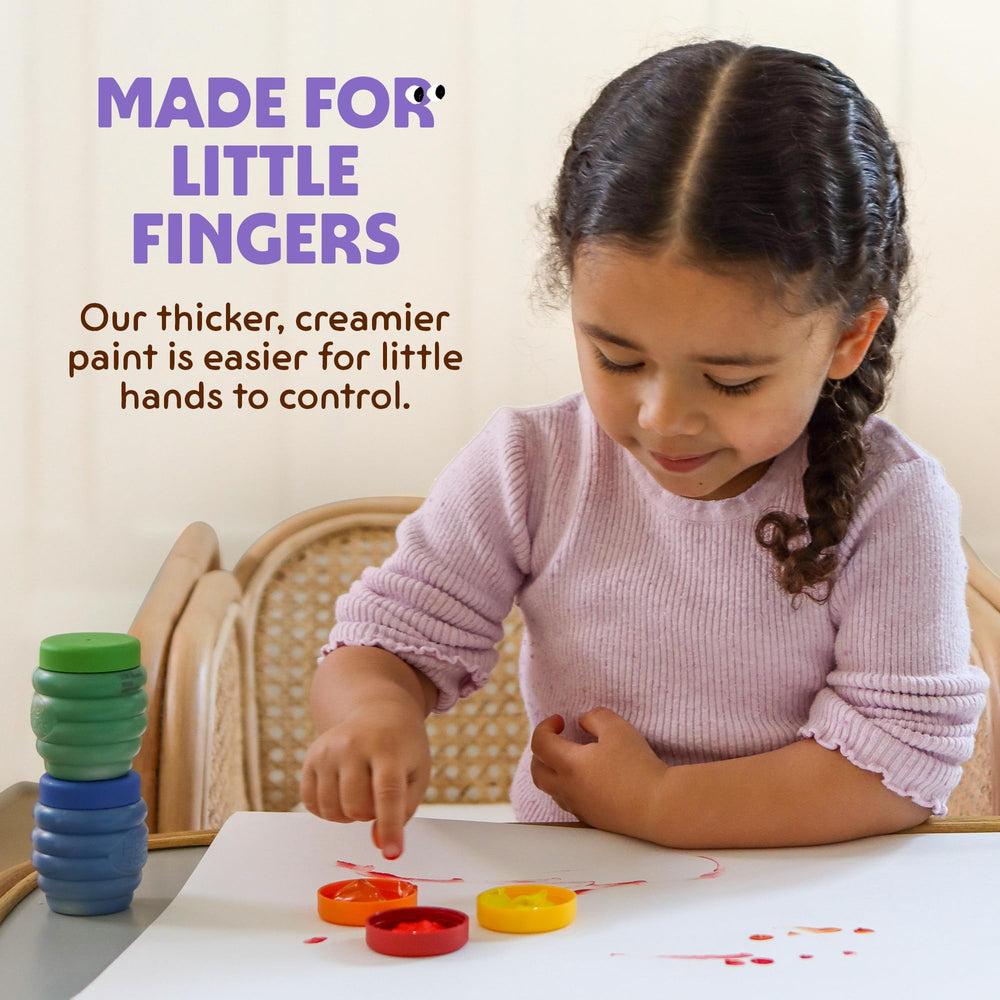 Honeysticks tarro junto a mano para comparar tamaño y capacidad