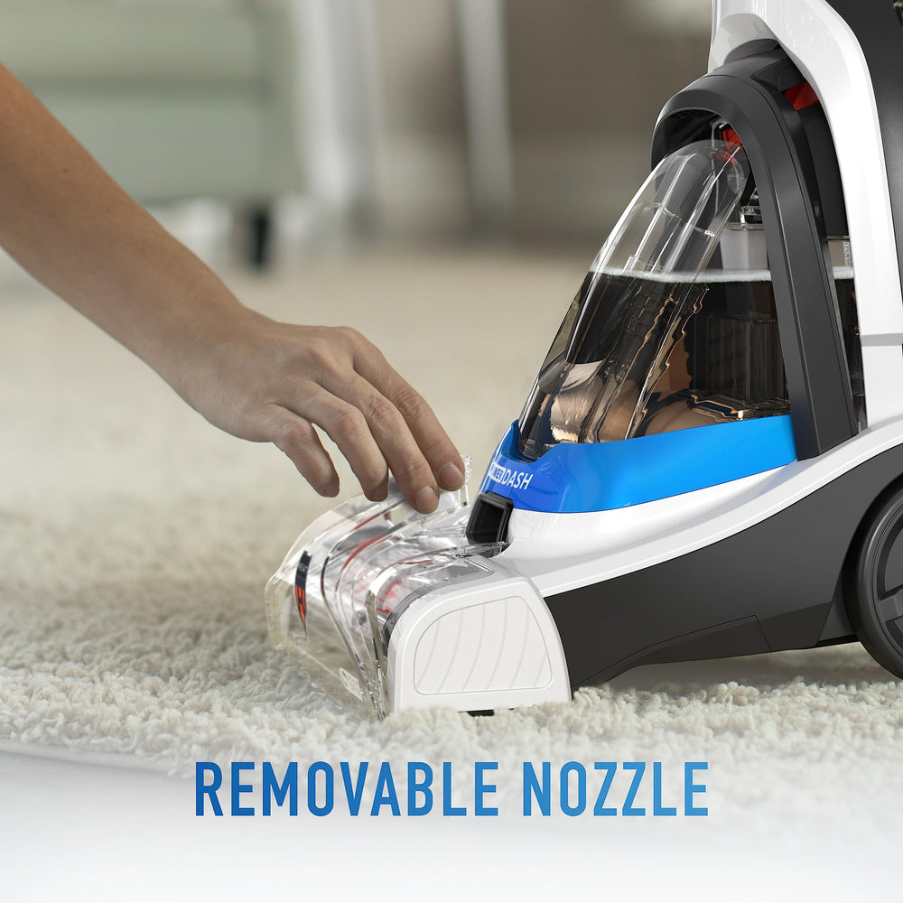 Hoover PowerDash Pet junto a objeto para comparar tamaño y facilidad de almacenaje