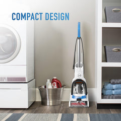 Hoover PowerDash Pet en uso sobre alfombra mostrando eliminación de manchas