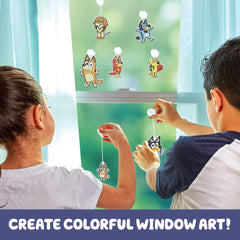 Horizon Group USA suncatcher de Bluey en primer plano mostrando detalles translucidos